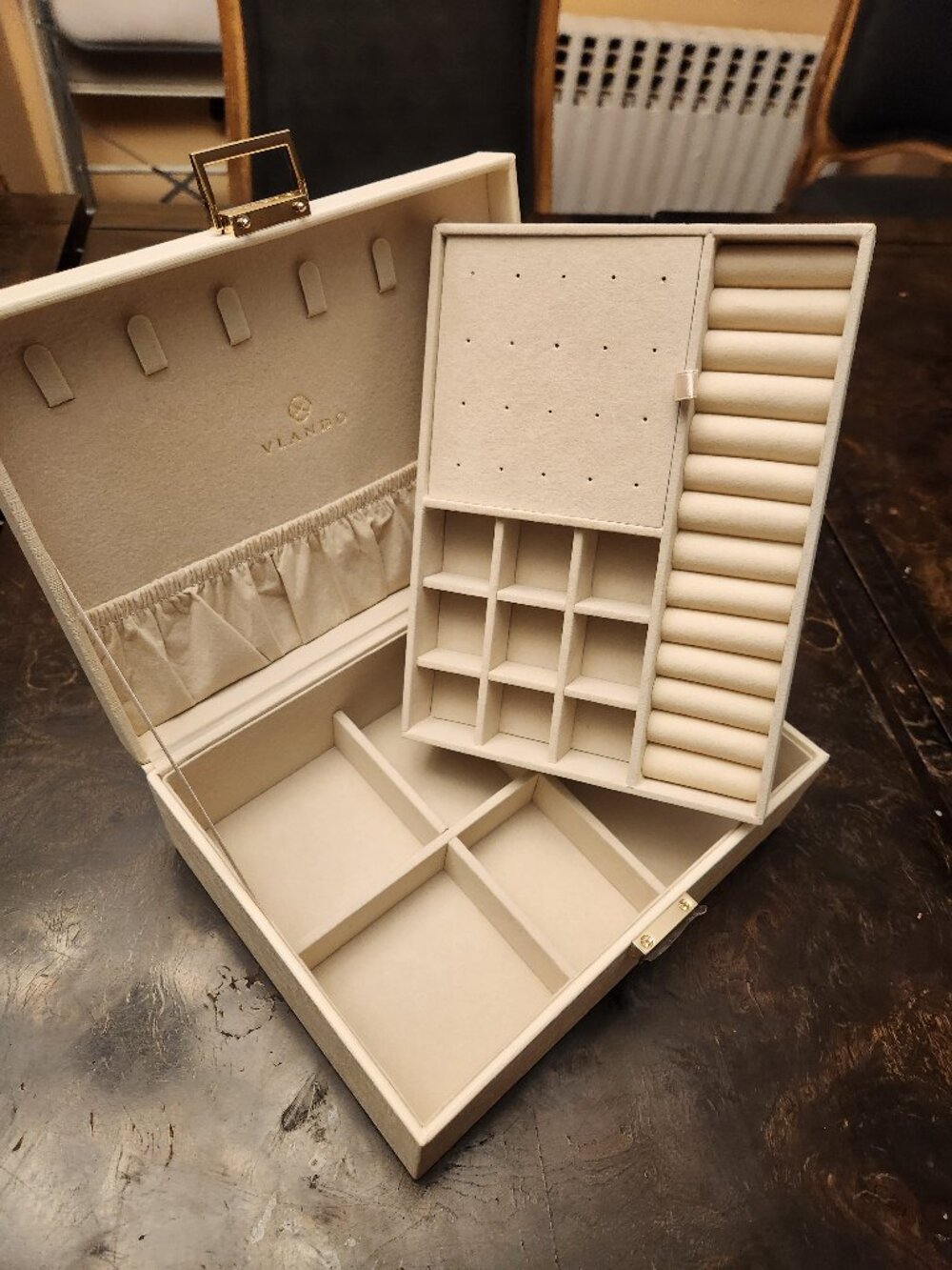 Vlando 7x9x3 1/4 jeweley box organizer NWOT